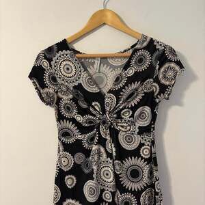 New Collection Women’s Y2K Black White V-Neck Floral Blouse Size Small